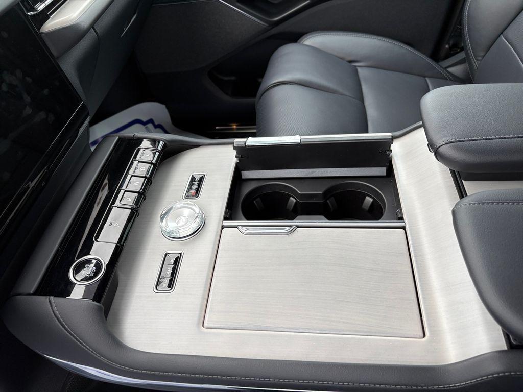new 2025 Lincoln Navigator car, priced at $109,060