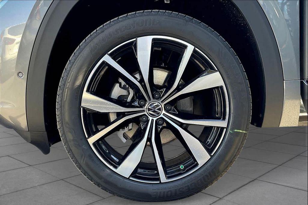 new 2025 Volkswagen Atlas car, priced at $53,911