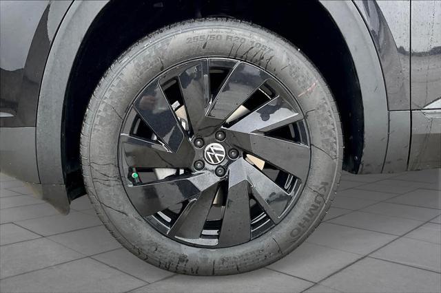 new 2025 Volkswagen Atlas car, priced at $45,688