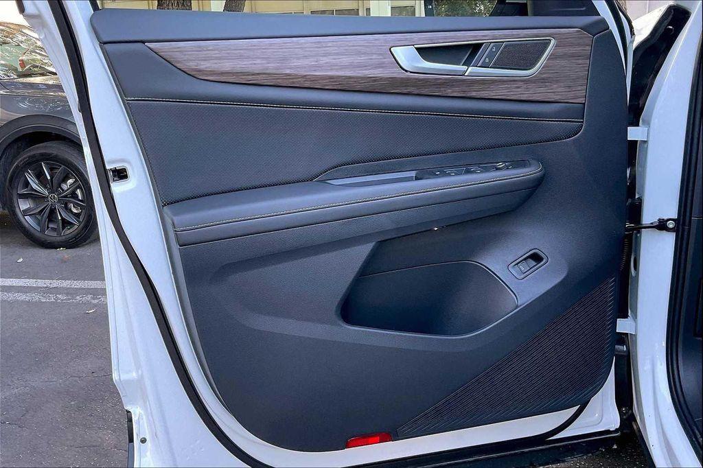 new 2025 Volkswagen Atlas car, priced at $50,222