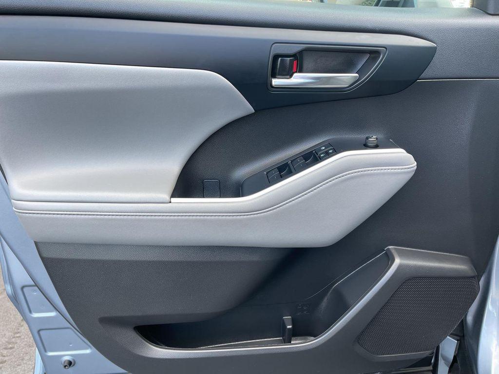 used 2022 Toyota Highlander car, priced at $36,355