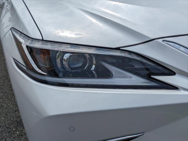 new 2025 Lexus ES 300h car