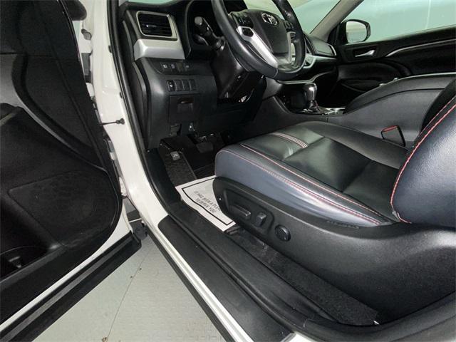 used 2019 Toyota Highlander car, priced at $27,490