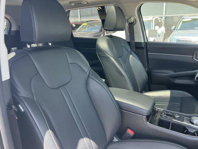 used 2025 Kia Sorento Hybrid car, priced at $35,000