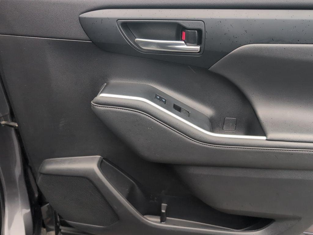 used 2022 Toyota Highlander car, priced at $33,999
