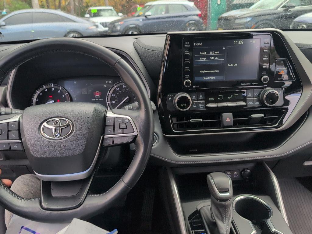 used 2022 Toyota Highlander car, priced at $33,999