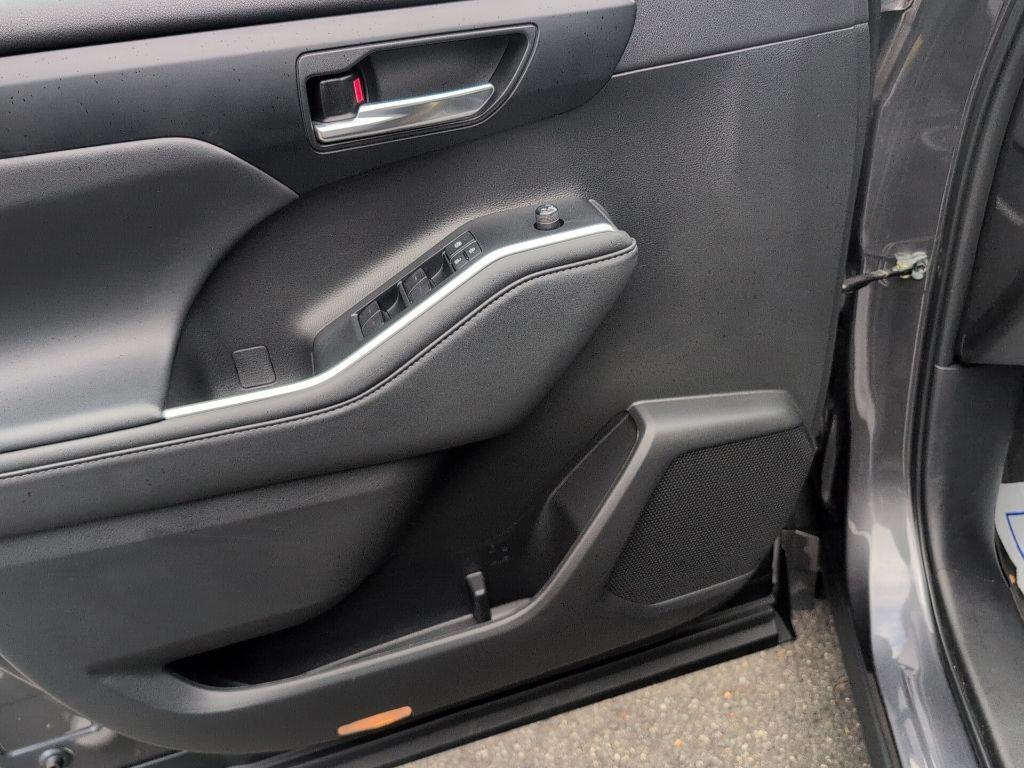 used 2022 Toyota Highlander car, priced at $33,999