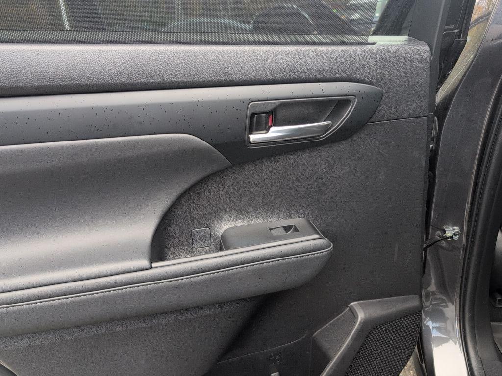 used 2022 Toyota Highlander car, priced at $33,999