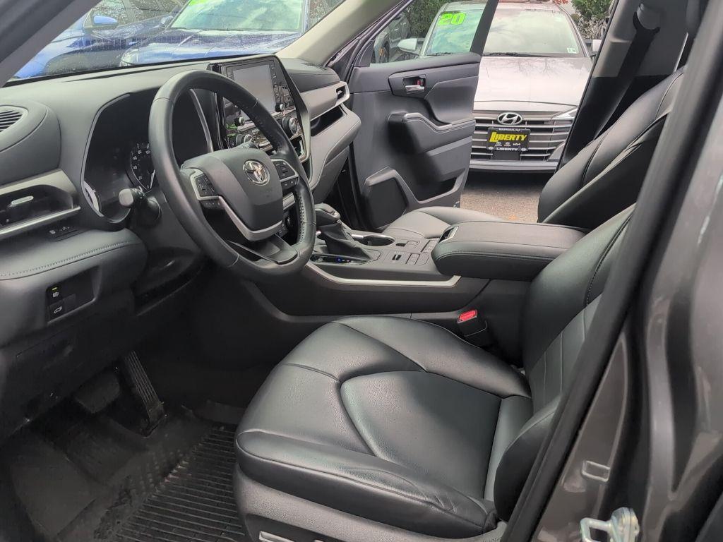 used 2022 Toyota Highlander car, priced at $33,999