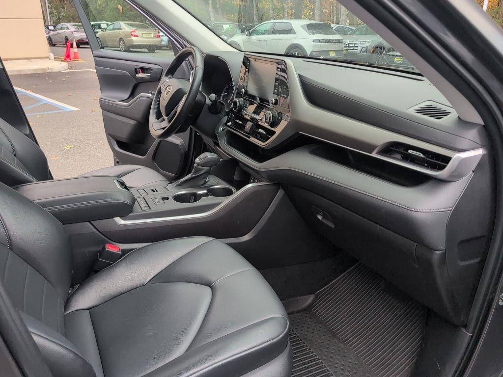 used 2022 Toyota Highlander car, priced at $33,999