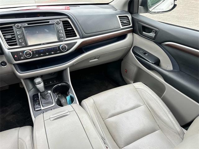 used 2015 Toyota Highlander car, priced at $20,976