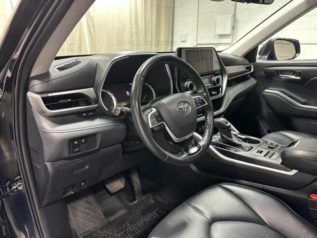 used 2023 Toyota Highlander car, priced at $42,985