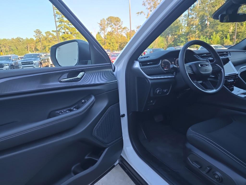 new 2025 Jeep Grand Cherokee car, priced at $38,570