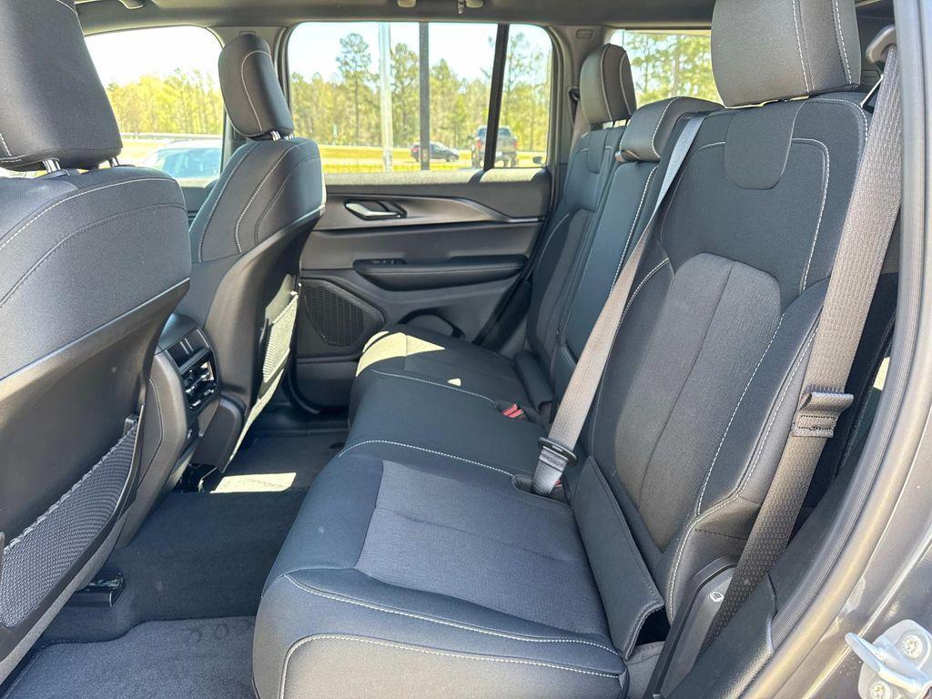 new 2025 Jeep Grand Cherokee car, priced at $37,175