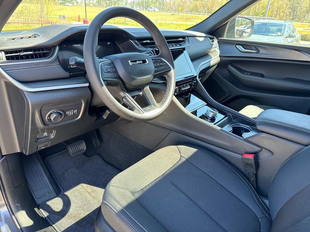 new 2025 Jeep Grand Cherokee car, priced at $37,175