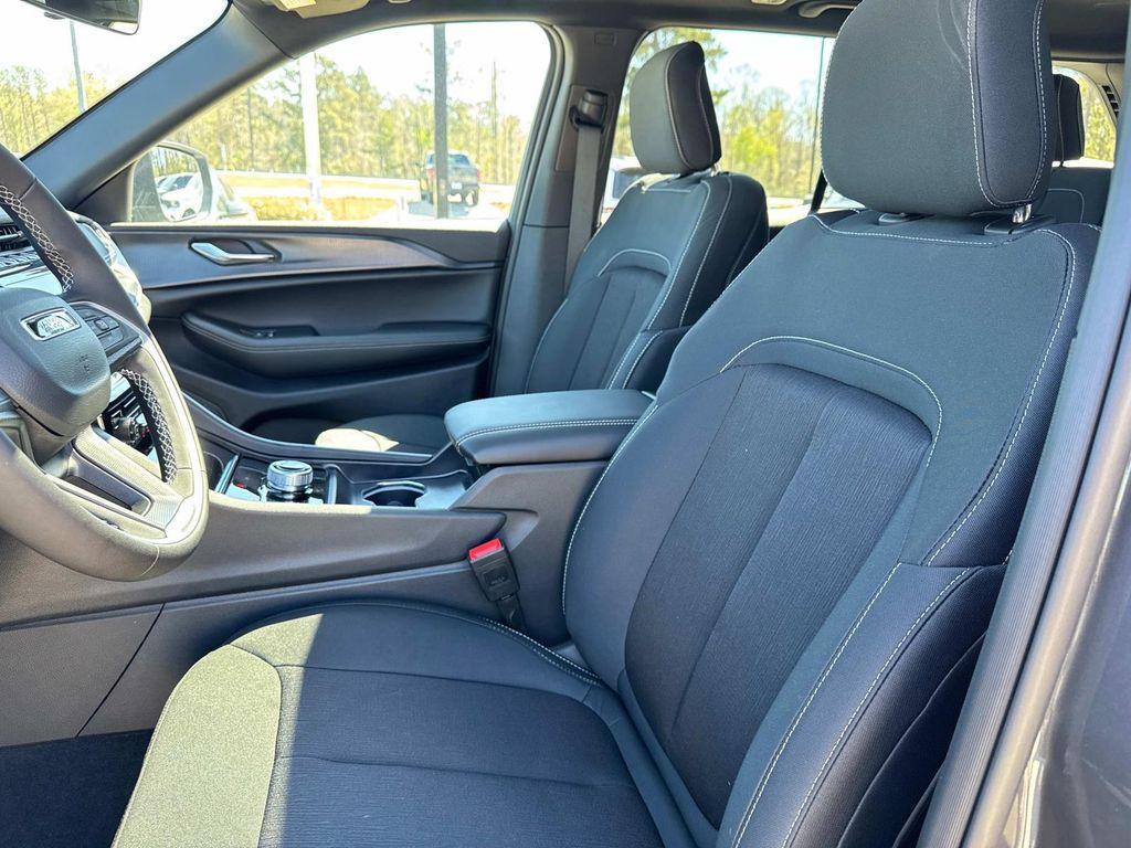 new 2025 Jeep Grand Cherokee car, priced at $37,175