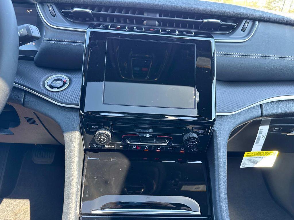 new 2025 Jeep Grand Cherokee car, priced at $37,175
