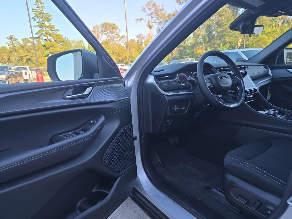 new 2025 Jeep Grand Cherokee car, priced at $39,165