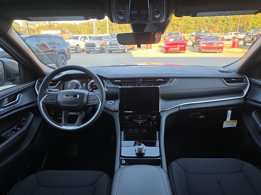 new 2025 Jeep Grand Cherokee car, priced at $39,165