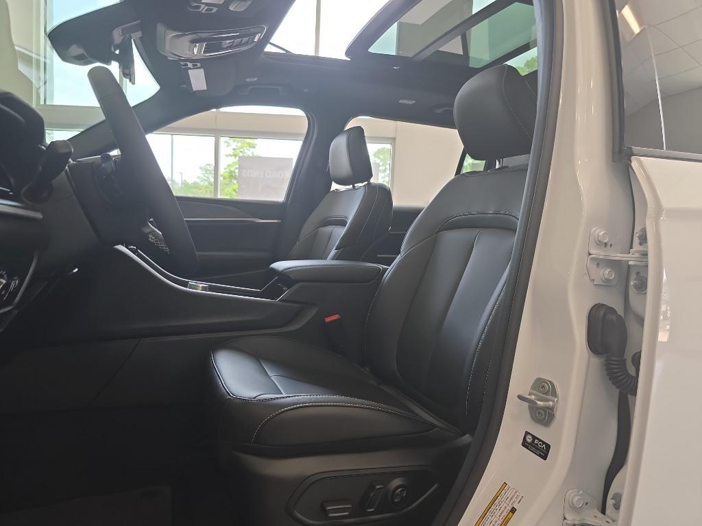 new 2025 Jeep Grand Cherokee L car, priced at $44,015