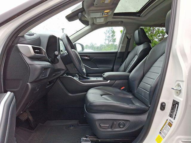 used 2021 Toyota Highlander Hybrid car, priced at $29,700