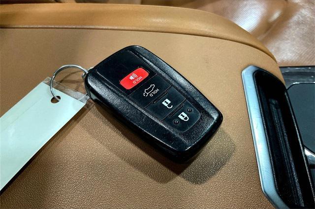 used 2021 Toyota Highlander Hybrid car, priced at $39,400