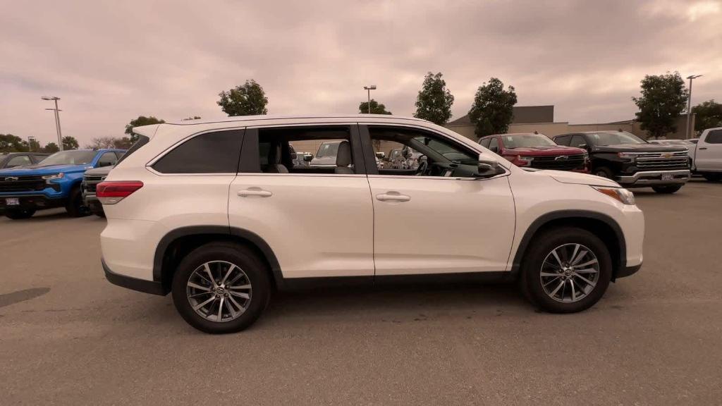 used 2019 Toyota Highlander car, priced at $27,499