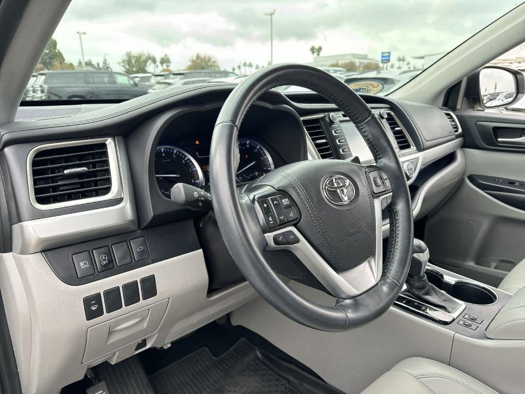 used 2019 Toyota Highlander car, priced at $27,499