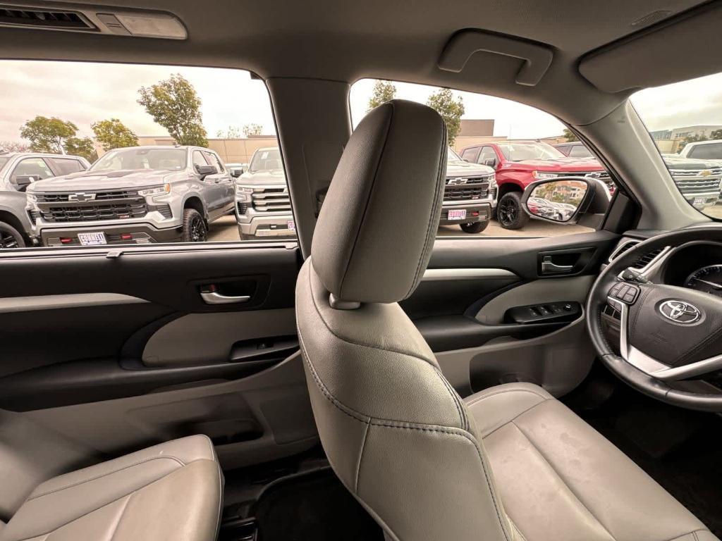 used 2019 Toyota Highlander car, priced at $27,499