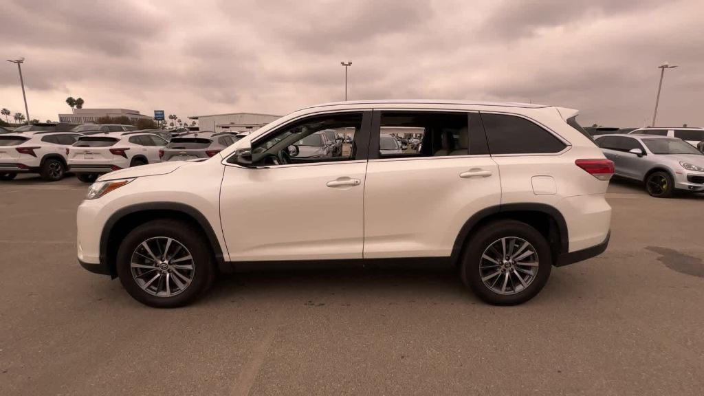 used 2019 Toyota Highlander car, priced at $27,499