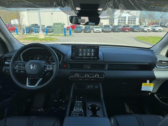 new 2025 Honda Pilot car, priced at $45,200