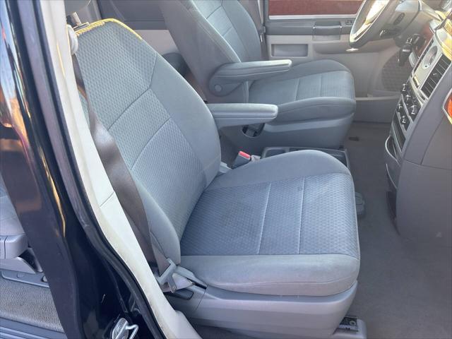 used 2009 Chrysler Town & Country car