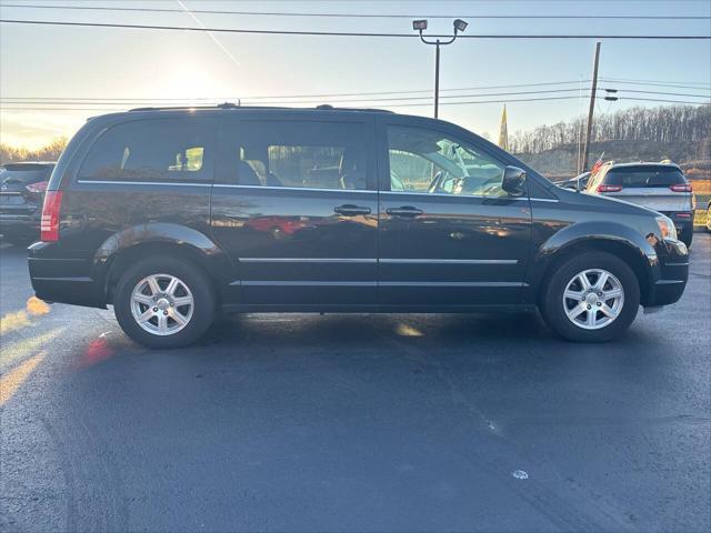 used 2009 Chrysler Town & Country car