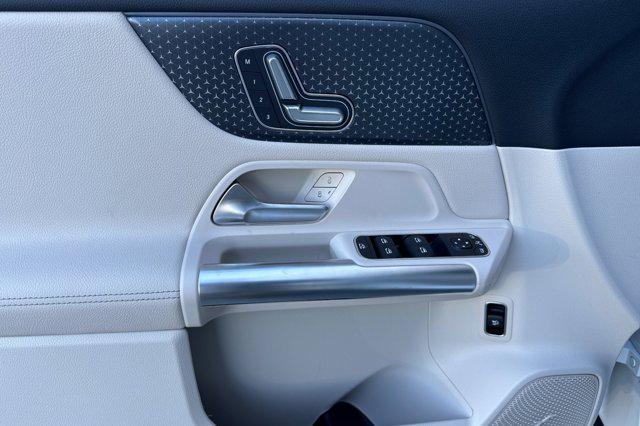 new 2025 Mercedes-Benz GLA 250 car, priced at $46,195