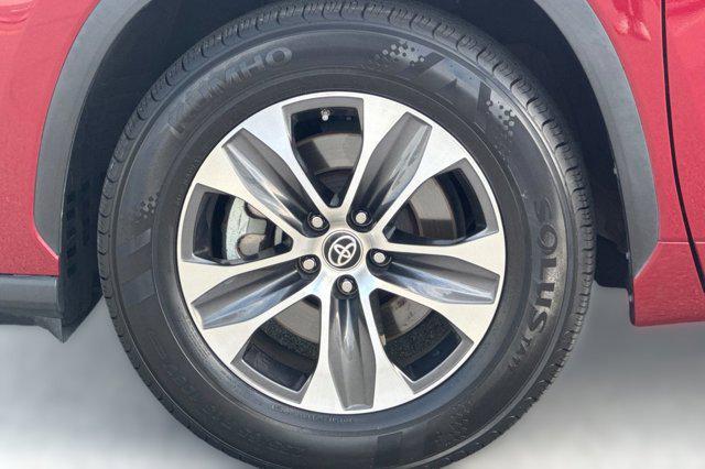 used 2023 Toyota Highlander car, priced at $28,887