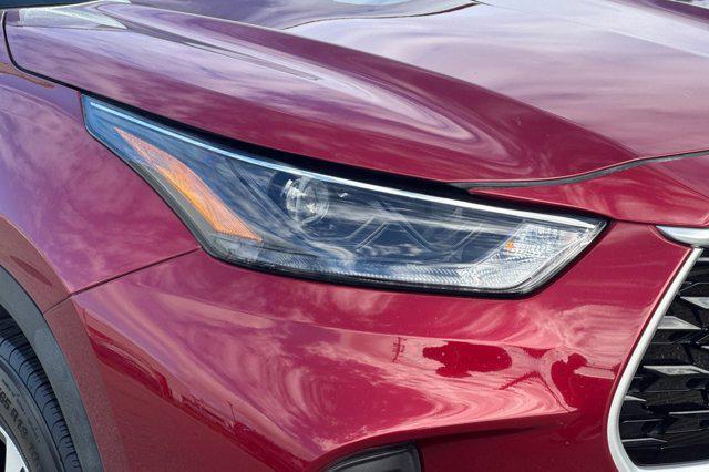 used 2023 Toyota Highlander car, priced at $28,887