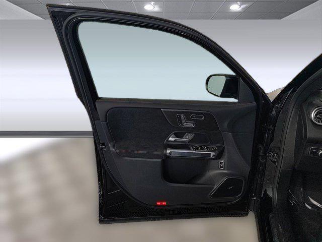 new 2024 Mercedes-Benz GLB 250 car, priced at $52,300