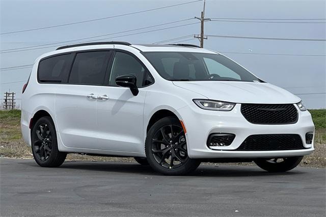 new 2024 Chrysler Pacifica car, priced at $52,537