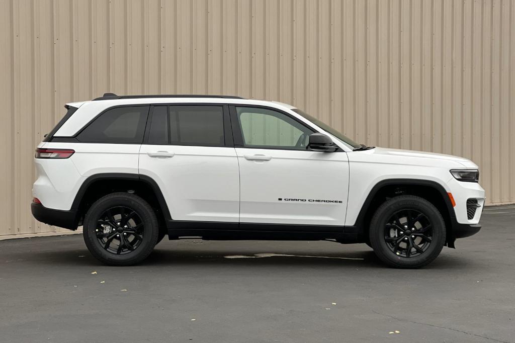 new 2025 Jeep Grand Cherokee car, priced at $39,811