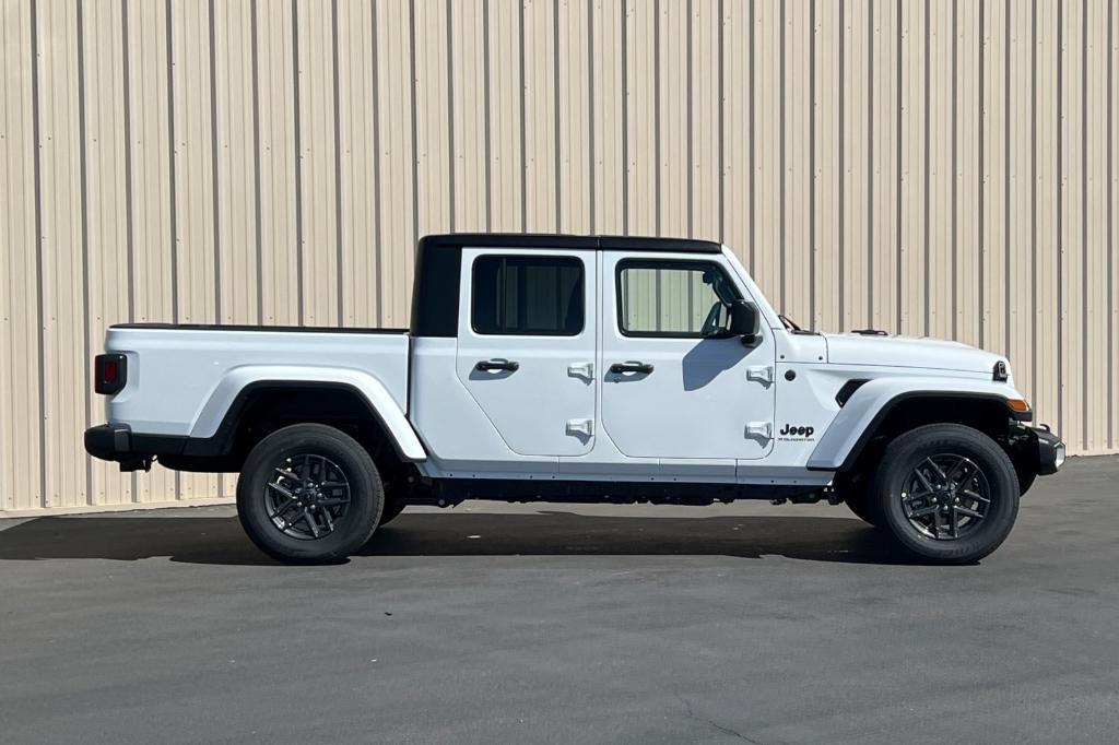 new 2024 Jeep Gladiator car, priced at $37,033