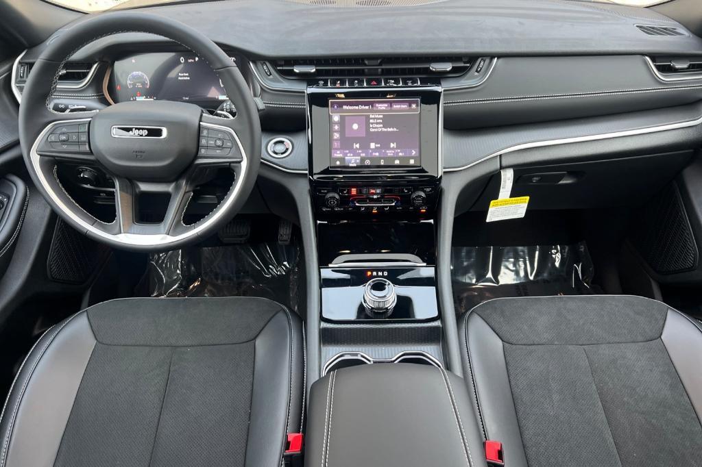 new 2025 Jeep Grand Cherokee car, priced at $42,198