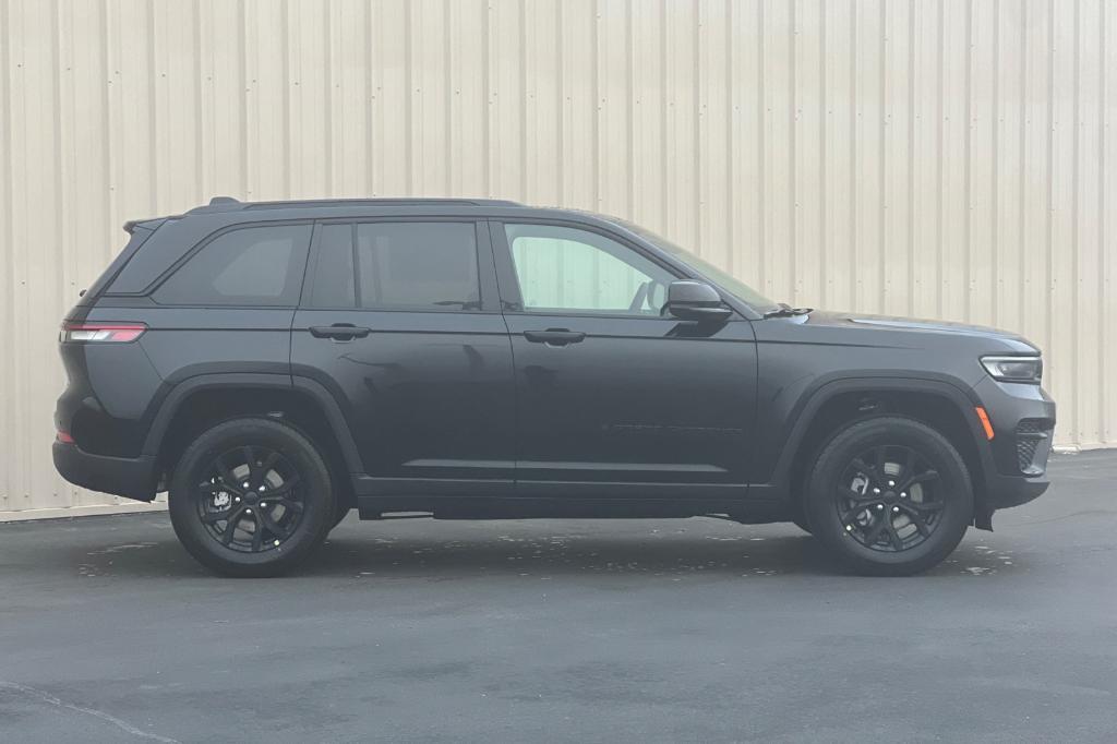 new 2025 Jeep Grand Cherokee car, priced at $40,797