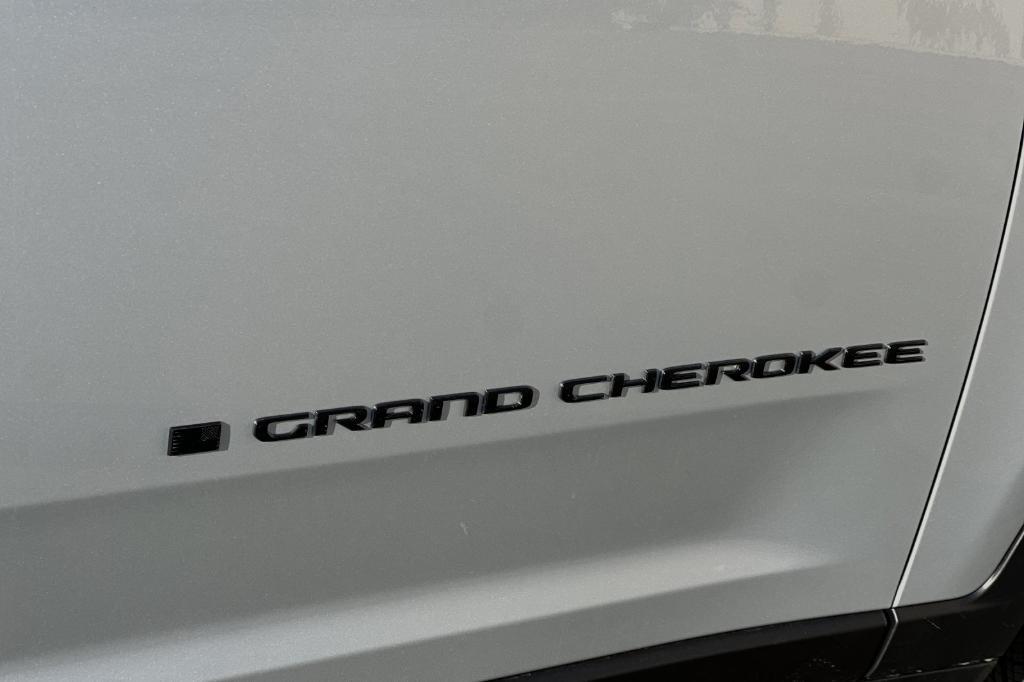 new 2025 Jeep Grand Cherokee car, priced at $41,535