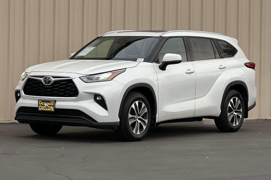 used 2022 Toyota Highlander car, priced at $34,500