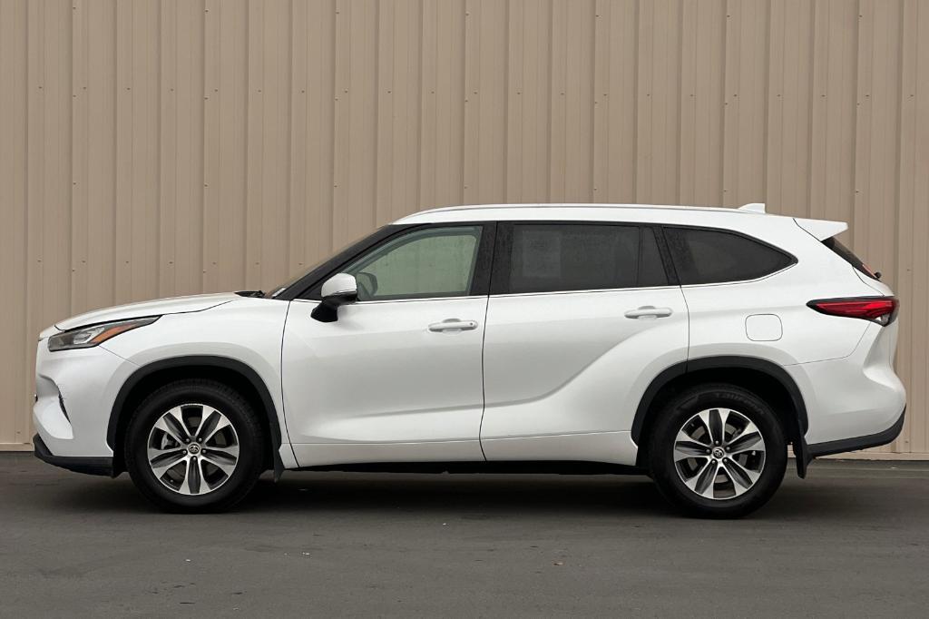 used 2022 Toyota Highlander car, priced at $34,500