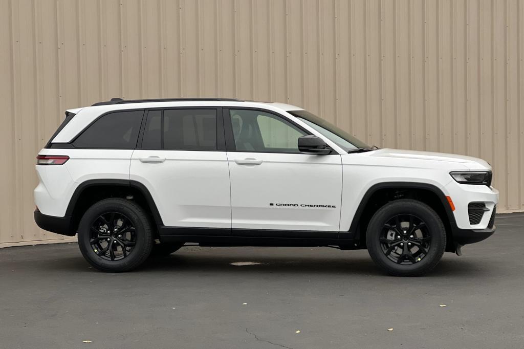 new 2025 Jeep Grand Cherokee car, priced at $43,120