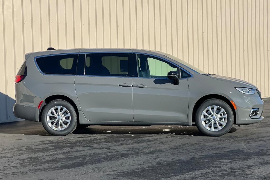 new 2025 Chrysler Pacifica car, priced at $44,084