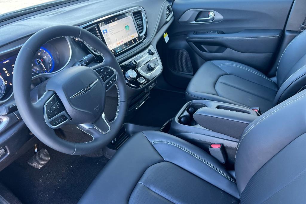 new 2025 Chrysler Pacifica car, priced at $44,084