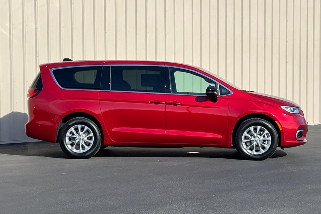 new 2025 Chrysler Pacifica car, priced at $44,084