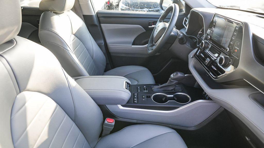 used 2022 Toyota Highlander car, priced at $33,778